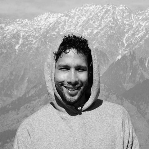 मिलिए सिद्धांत चतुर्वेदी के भीतर के कवि और उनकी मुक्तिदायक कविता से