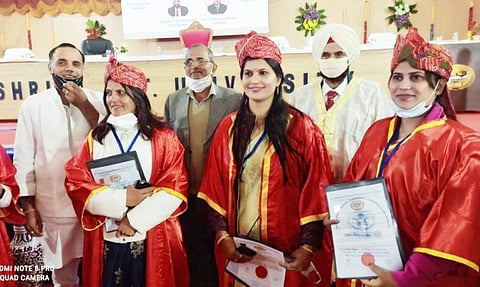 राजस्थान में स्थितएक विश्वविद्यालय में तीन बहनों को एक साथ पीएचडी की उपाधि दी गई । (Twitter )