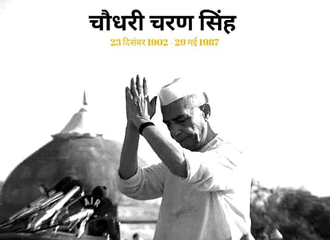 चरण सिंह का जन्म 23 दिसंबर,1902 को गाजियाबाद जिले के नूरपुर गांव में एक जाट परिवार में हुआ था।