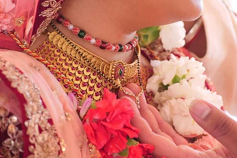 प्रेम को ना तो सरहद की सीमाएं समेट पायी हैं ना आसमान की बुलंदी। (Unsplash)