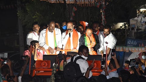 बंदी संजय कुमार (मध्य)। (Facebook)