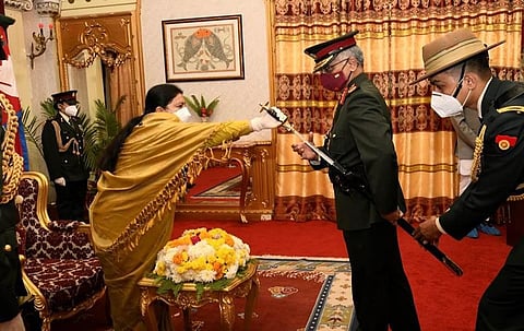 नेपाल की राष्ट्रपति विद्या भंडारी सेना प्रमुख जनरल मनोज मुकुंद नरवणे को सम्मानित करते हुए। (adgpi, Twitter)