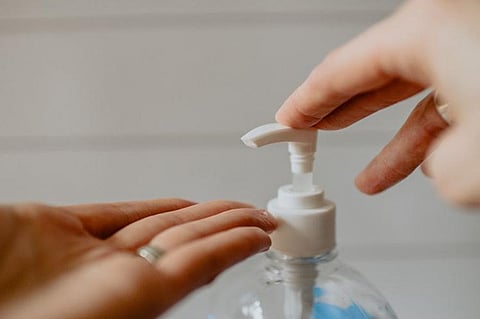 कोरोनाकाल में सैनिटाइजर की भूमिका अत्यंत महत्वपूर्ण साबित हुई है। (Unsplash)