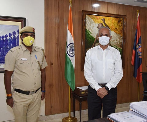 दिल्ली के पुलिस कमिश्नर एस.एन.श्रीवास्तव के साथ कांस्टेबल थान सिंह। (CP Delhi, Twitter)