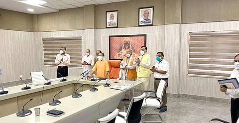 यूपी के मुख्यमंत्री योगी आदित्यनाथ और अन्य कार्यकर्ता। (twitter)