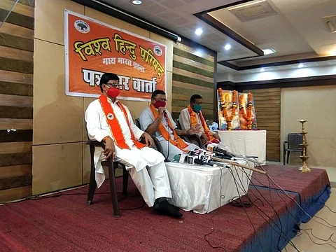 केन्द्रीय महामंत्री मिलिंद परांडे प्रेस को सम्बोधित करते हुए। (VHP, Twitter)
