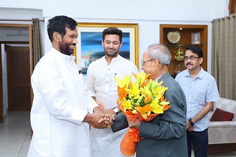 केन्द्रीय मंत्री राम विलास पासवान और तत्कालीन राष्ट्रपति प्रणब मुखर्जी(Ram Vilas Paswan, Twitter)