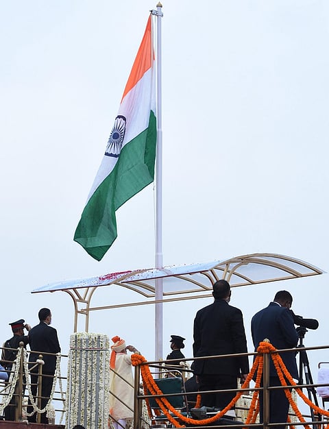 स्वतंत्रता दिवस के अवसर पर प्रधानमंत्री नरेंद्र मोदी लाल किले से झंडा फहराते हुए। ( Image: PIB)