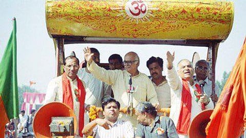 रथ यात्रा के दौरान श्री लाल कृष्ण आडवाणी व अन्य(Image: Twitter)