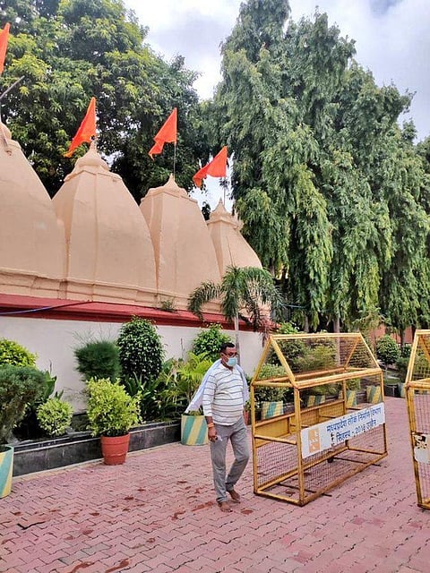 आत्मसमर्पण से पहले उज्जैन मंदिर में खड़ा कुख्यात अपराधी विकास दुबे(Twitter)