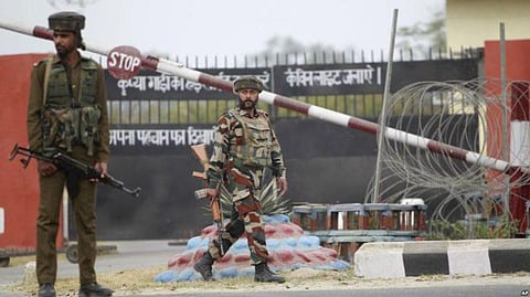 कश्मीर में भारतीय सेना का समर्थन करने वाले लोगों को आतंकी संगठन टीआरएफ़ ने धमकी दी है।(सांकेतिक तस्वीर)Image Source: Wikimedia Commons