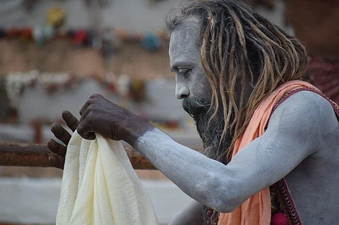 कभी बॉलीवुड द्वारा साधुओं पर अभद्र टिप्पणी, तो कभी फिल्मो में पुजारी कहा जाता है दलाल। आखिर कब तक?(Pixabay)