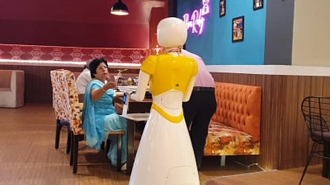 नोएडा में खुला रोबोट रेस्टोरेंट। (IANS)