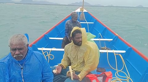 വിഴിഞ്ഞത്ത് കടലിൽ കുടുങ്ങിയ മത്സ്യത്തൊഴിലാളികളെ തിരിച്ചെത്തിക്കുന്നു