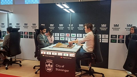 കാള്സൻ്റെ സ്പോർട്സ്മാൻ സ്പിരിറ്റില്ലാത്ത പെരുമാറ്റത്തിൽ ഡി. ഗുകേഷ് ഞെട്ടുന്നതും എഴുന്നേറ്റ് നിൽക്കുന്നതും ദൃശ്യങ്ങളില് കാണാം.