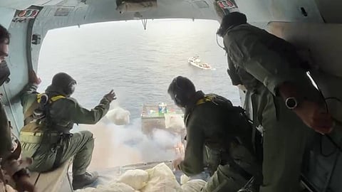 ഹെലികോപ്റ്ററിൽ നിന്ന് കപ്പലിലേക്ക് രാസപ്പൊടി വിതറുന്നു