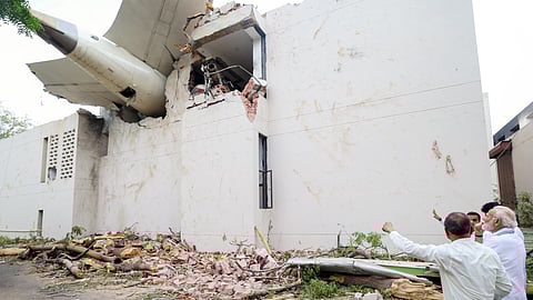 അഹമ്മദാബാദ് വിമാനാപകട സ്ഥലം സന്ദർശിക്കുന്ന പ്രധാനമന്ത്രി