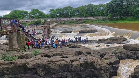 pune bridge collapse, Bridge Across Indrayani River Near Pune Collapses, 20 Tourists Swept Away