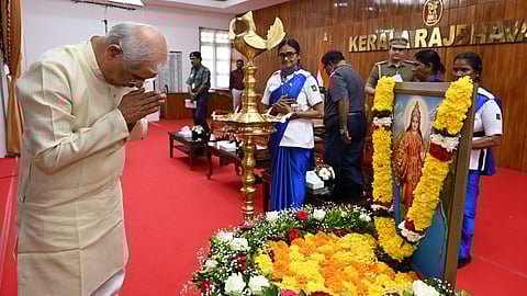 രാജ്ഭവനിലെ പരിപാടിയില് 'ഭാരതാംബ' ചിത്രത്തില് പുഷ്പാർചന നടത്തുന്ന ഗവർണർ