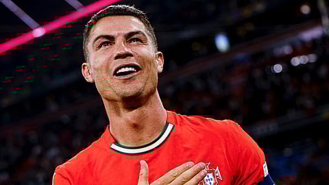 Cristiano Ronaldo, പോർച്ചുഗീസ് ഫുട്ബോൾ ലെജൻഡും ഗോളടി വീരനുമായ ക്രിസ്റ്റ്യാനോ റൊണാൾഡോ അൽ നസറിനൊപ്പം തന്നെ തുടരും. 2027 വരെയാണ് സൂപ്പർ താരം അൽ നസറുമായുള്ള കരാർ പുതുക്കിയത്.