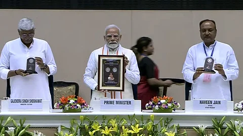 ആചാര്യ വിദ്യാനന്ദ ജി മഹാരാജിന് ആദര സൂചകമായി 100 രൂപ നാണയം പുറത്തിറക്കി മോദി