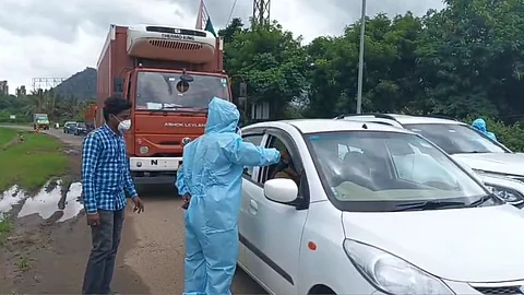 അതിർത്തികളിൽ പരിശോധന നടത്തുന്നു
