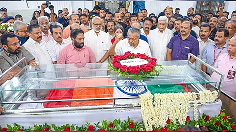 വിഎസിന് അന്ത്യാഭിവാദ്യം അർപ്പിക്കുന്ന പിണറായി വിജയൻ Image: Facebook