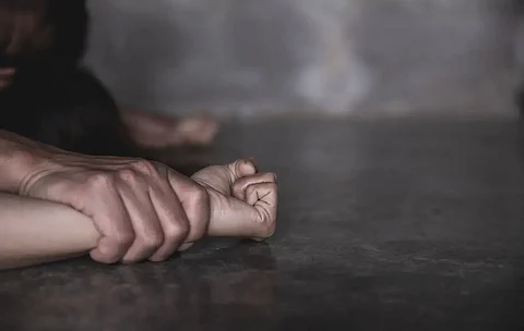 രണ്ട് കൊല്ലമായി പീഡിപ്പിച്ചുവെന്നും ഗർഭിണിയായപ്പോള് ഗർഭഛിദ്രത്തിന് വിധേയയാക്കിയെന്നും ആരോപണവുമായി പെണ്ക്കുട്ടി.