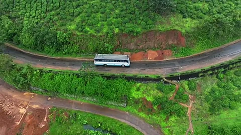 ചൂരല്മലയിലേക്ക് സർവീസ് നടത്തുന്ന കെഎസ്ആർടിസി ബസ്