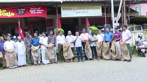 ഇടുക്കി വിദ്യാഭ്യാസ ഉപജില്ലാ ഡയറക്ടറുടെ കാര്യാലയത്തിന് മുമ്പിൽ കെപിഎസ്ടിഎയുടെ കാലിച്ചാക്ക് സമരം