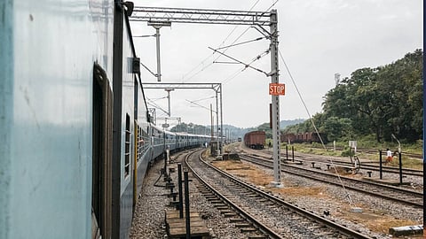 യാത്രക്കാരുടെ ശ്രദ്ധയ്ക്ക്: ആലുവ റെയില്വേ പാലത്തില് അറ്റകുറ്റപ്പണി; ട്രെയിനുകള് വൈകിയോടും