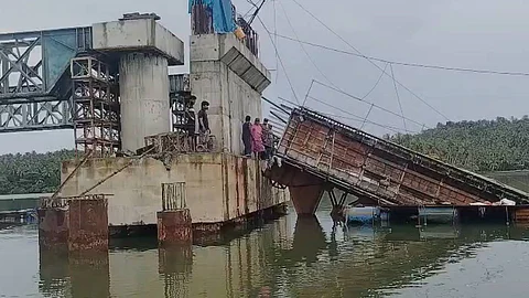 തകർന്നു വീണ തോരായിക്കടവ് പാലത്തിന്റെ ഒരു ഭാഗം