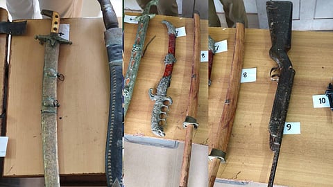 കാസര്ഗോഡ് പൂട്ടിയിട്ട മുറിയില് രാജാക്കന്മാരുടെ വാളും ആയുധങ്ങളും; അമൂല്യ പുരാവസ്തുക്കളെന്ന് സംശയം