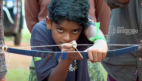 ഈര്ക്കില് കൊണ്ട് അമ്പും മുളകൊണ്ട് വില്ലും, പേരാമ്പ്രയില് പ്രധാന ഓണക്കളി അമ്പെയ്ത്താണ്