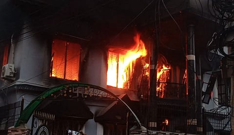 ജെന് സി പ്രക്ഷോഭം: നേപ്പാള് മുന് പ്രധാനമന്ത്രി ഝലനാഥ് ഖനാലിന്റെ വീടിന് തീയിട്ടു; ഭാര്യയെ തീവച്ച് കൊലപ്പെടുത്തി