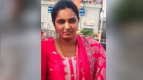 മറ്റൊരാളുമായി ബന്ധമെന്ന് സംശയം; ബെംഗളൂരുവിൽ മകളുടെ മുന്നില് വെച്ച് ഭാര്യയെ കുത്തിക്കൊലപ്പെടുത്തി ഭര്ത്താവ്