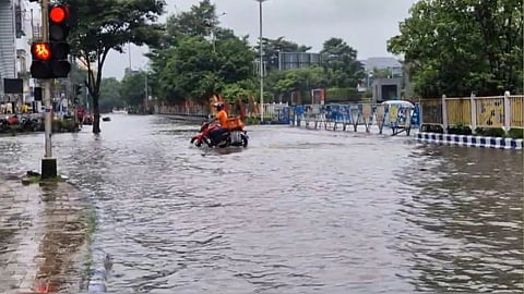 കൊല്ക്കത്തയില് കനത്ത മഴയില് വിവിധയിടങ്ങളില് വെള്ളപ്പൊക്കം; അഞ്ച് പേര് മരിച്ചു