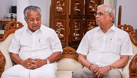 ഞാന് ആര്എസ്എസുകാരന് തന്നെ; ഇവിടെ ഗുരുപൂജയെയും ഭാരത മാതാവിനെയും എതിര്ക്കുന്നവര് അയ്യപ്പ ഭക്തരായി നടിക്കുന്നു: ഗവര്ണര്