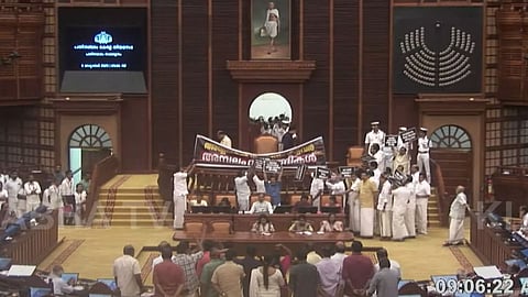 ''അയ്യപ്പന്റെ സ്വര്ണം കട്ടവര് അമ്പലം വിഴുങ്ങികള്'', സ്വര്ണപ്പാളിയില് പ്രക്ഷുബ്ധമായി സഭ; ബാനറുയര്ത്തി പ്രതിപക്ഷ പ്രതിഷേധം
