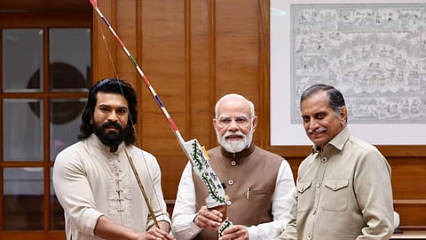 ആര്ച്ചറി പ്രീമിയര് ലീഗ് ആദ്യ സീസണ് പൂര്ത്തിയായി; പ്രധാനമന്ത്രിക്ക് വില്ല് സമര്പ്പിച്ച് രാം ചരണ്