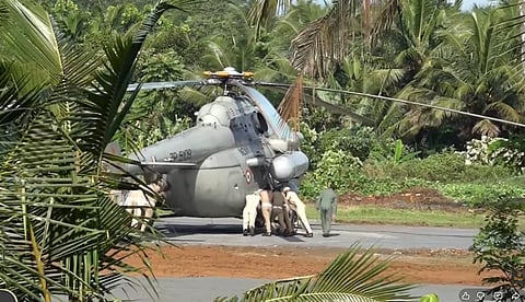 ദ്രൗപദി മുര്മു എത്തിയ ഹെലികോപ്റ്ററിന്റെ ടയറുകള് കോണ്ക്രീറ്റില് താഴ്ന്നു; തള്ളി നീക്കി ഫയര്ഫോഴ്സും പൊലീസും