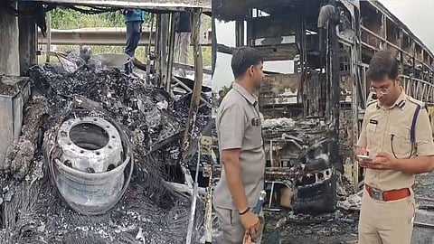 പൂർണമായി കത്തിയമർന്ന നിലയിലായിരുന്നു ബസ്