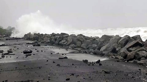 ആന്ധ്രയില് നാശം വിതച്ച 'മൊന് ത'യുടെ തീവ്രത കുറഞ്ഞു; ഓറഞ്ച് അലേര്ട്ട്; കേരളത്തിലും മഴ തുടരും