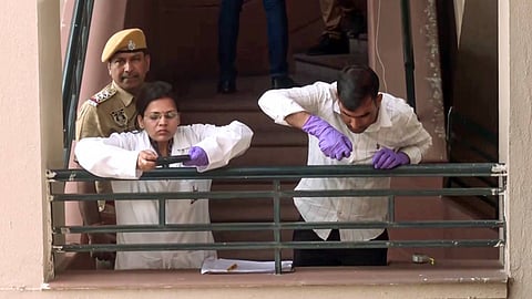 നീർജ സ്കൂളിൽ ഫോറെൻസിക് വിദഗ്ധർ പരിശോധന നടത്തുന്നു