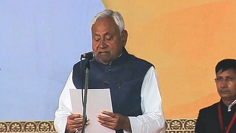 നിതീഷ് കുമാർ സത്യപ്രതിജ്ഞ ചെയ്യുന്നു