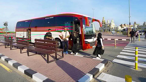 ബസുകളിലെ ചുവപ്പ് വരയിൽ നിന്നാൽ പിഴ; യാത്രക്കാർക്ക് മുന്നറിയിപ്പ് നൽകി ദുബായ് ആർടിഎ