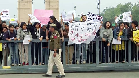 വായു മലിനീകരണം അതിരൂക്ഷം; ഇന്ത്യാഗേറ്റിന് മുന്നിൽ പ്രതിഷേധം, പൊലീസിന് നേരെ പെപ്പർ സ്പ്രേ പ്രയോഗം