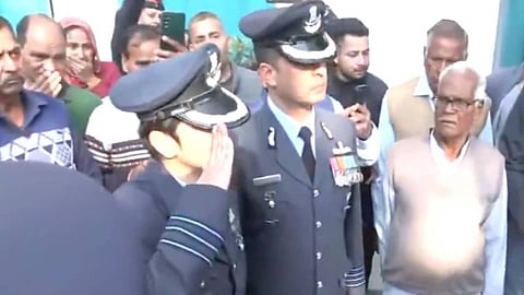 നമാൻഷുവിന് അന്ത്യാഭിവാദ്യം അർപ്പിക്കുന്ന അഫ്ഷാൻ