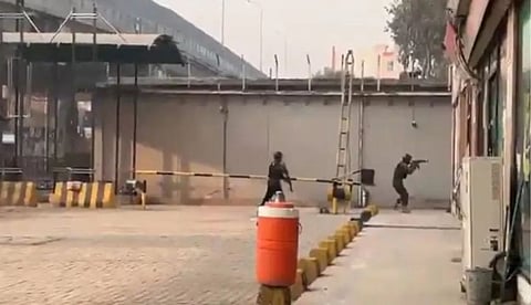 പാകിസ്ഥാനിലെ സൈനിക ആസ്ഥാനത്ത് ചാവേറാക്രമണം; മൂന്ന് അര്ധ സൈനികര് കൊല്ലപ്പെട്ടു