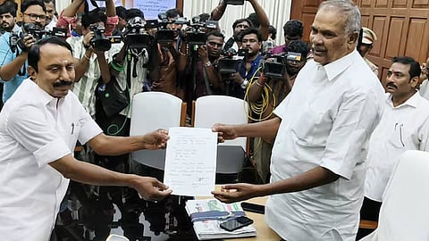 സെങ്കോട്ടയ്യൻ രാജി സമർപ്പിക്കുന്നു